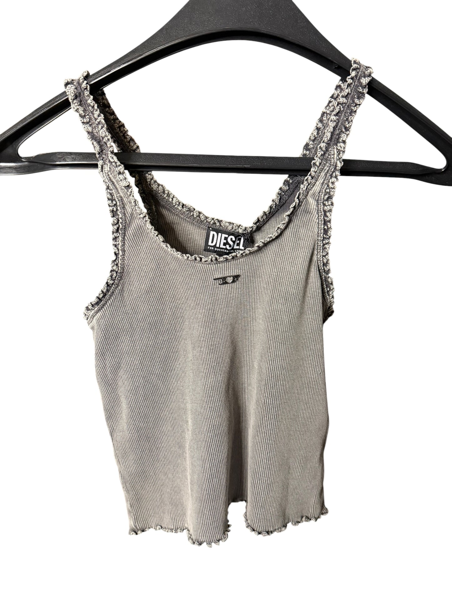 Top Crop Diesel de Canalé con Logo Metálico – Azul y Gris