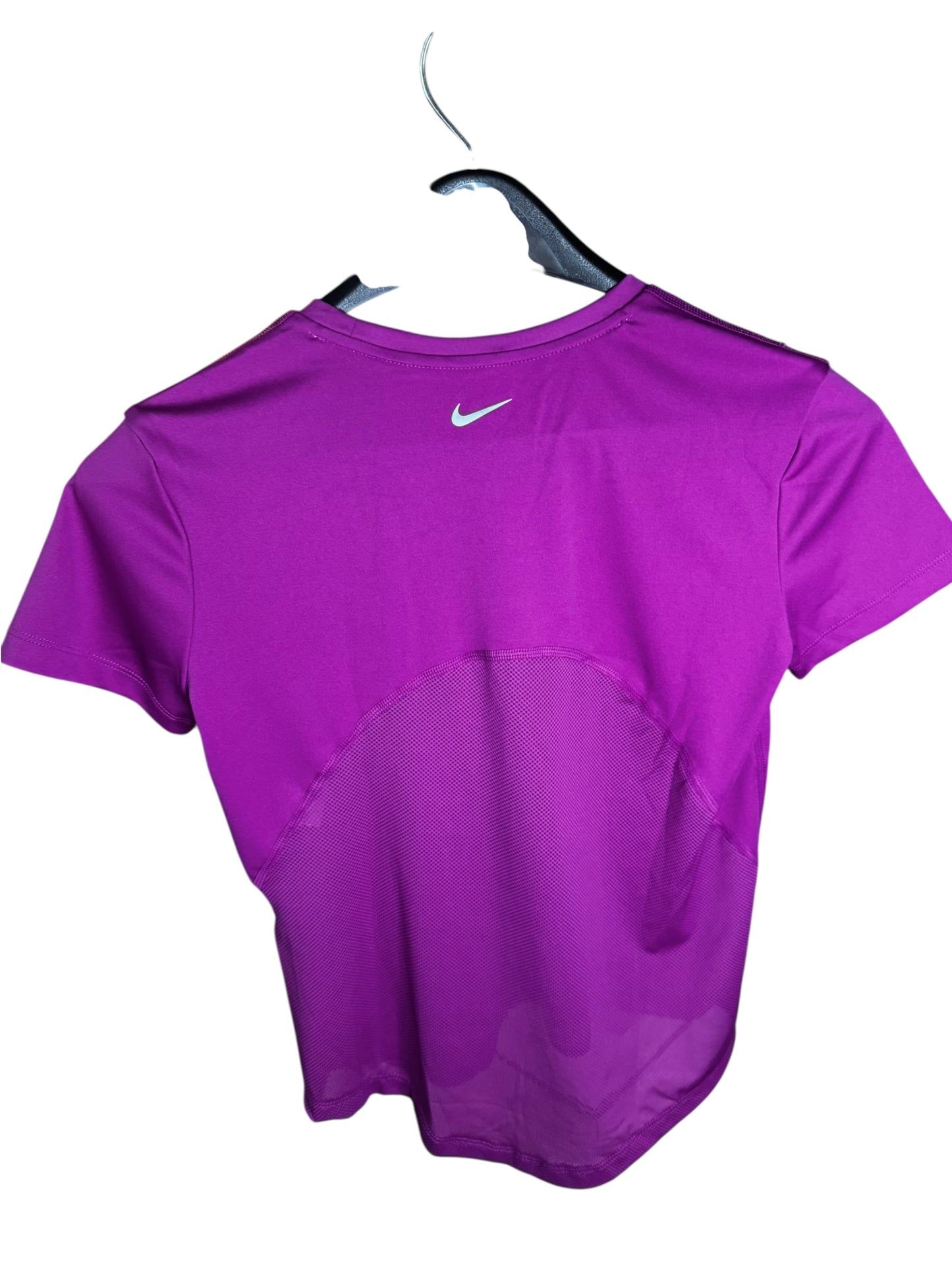 Camiseta Nike Dri-FIT para Mujer con Panel de Malla Transpirable – Color Fucsia