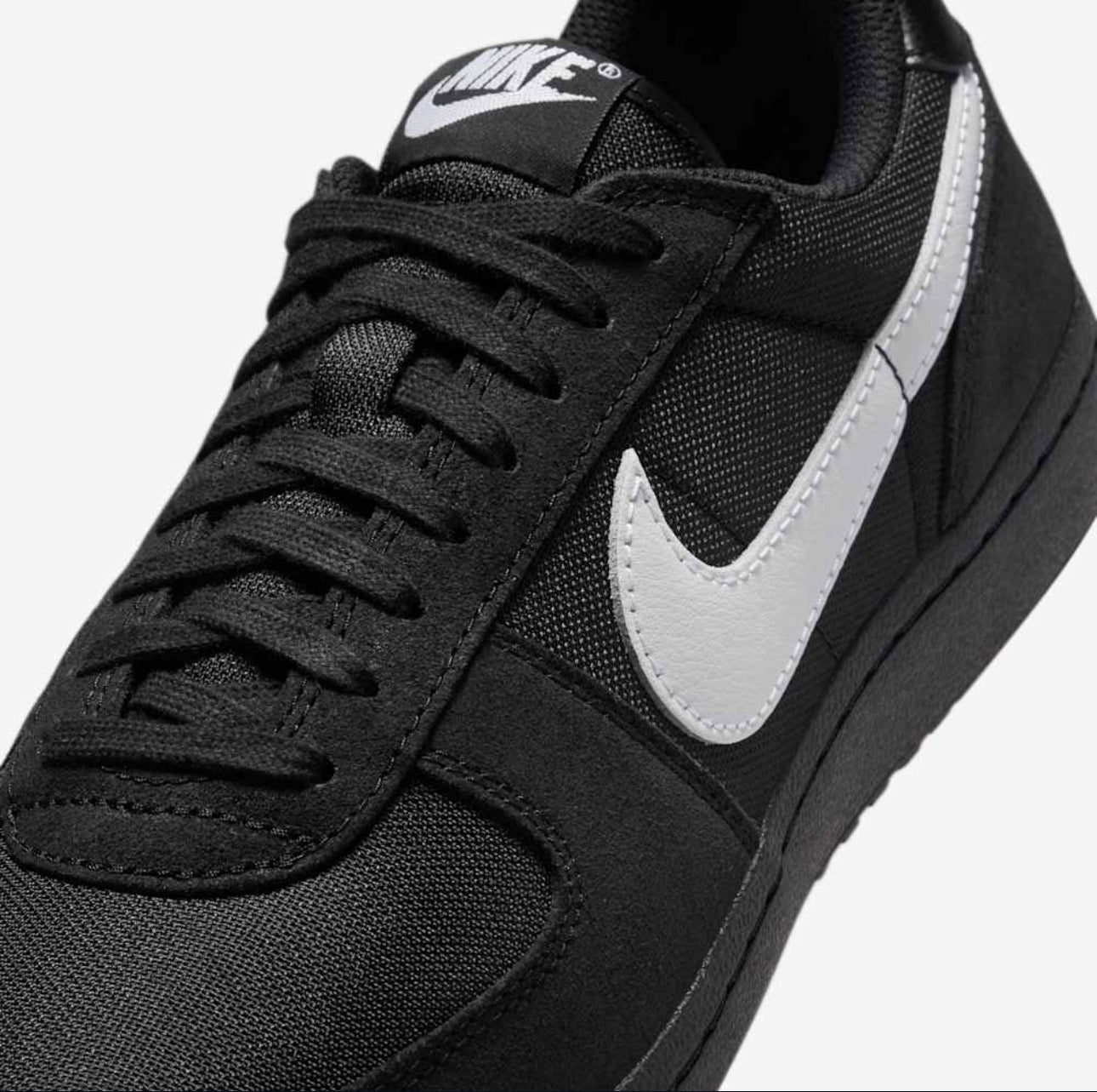 Tenis Nike Hombre Negros con Swoosh Blanco – Estilo Clásico y Urbano