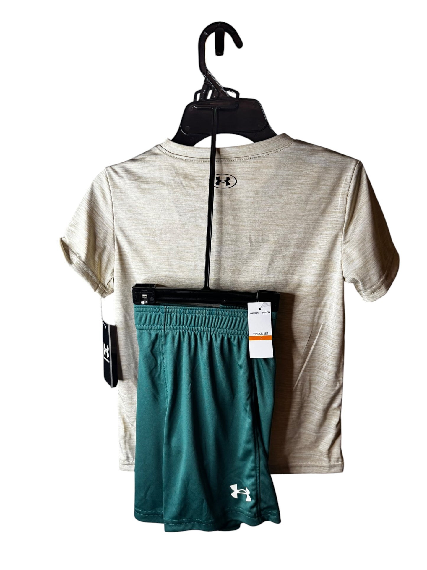 Conjunto Under Armour Niño 2 Piezas Talla 7 – Camiseta Beige y Short Deportivo Verde