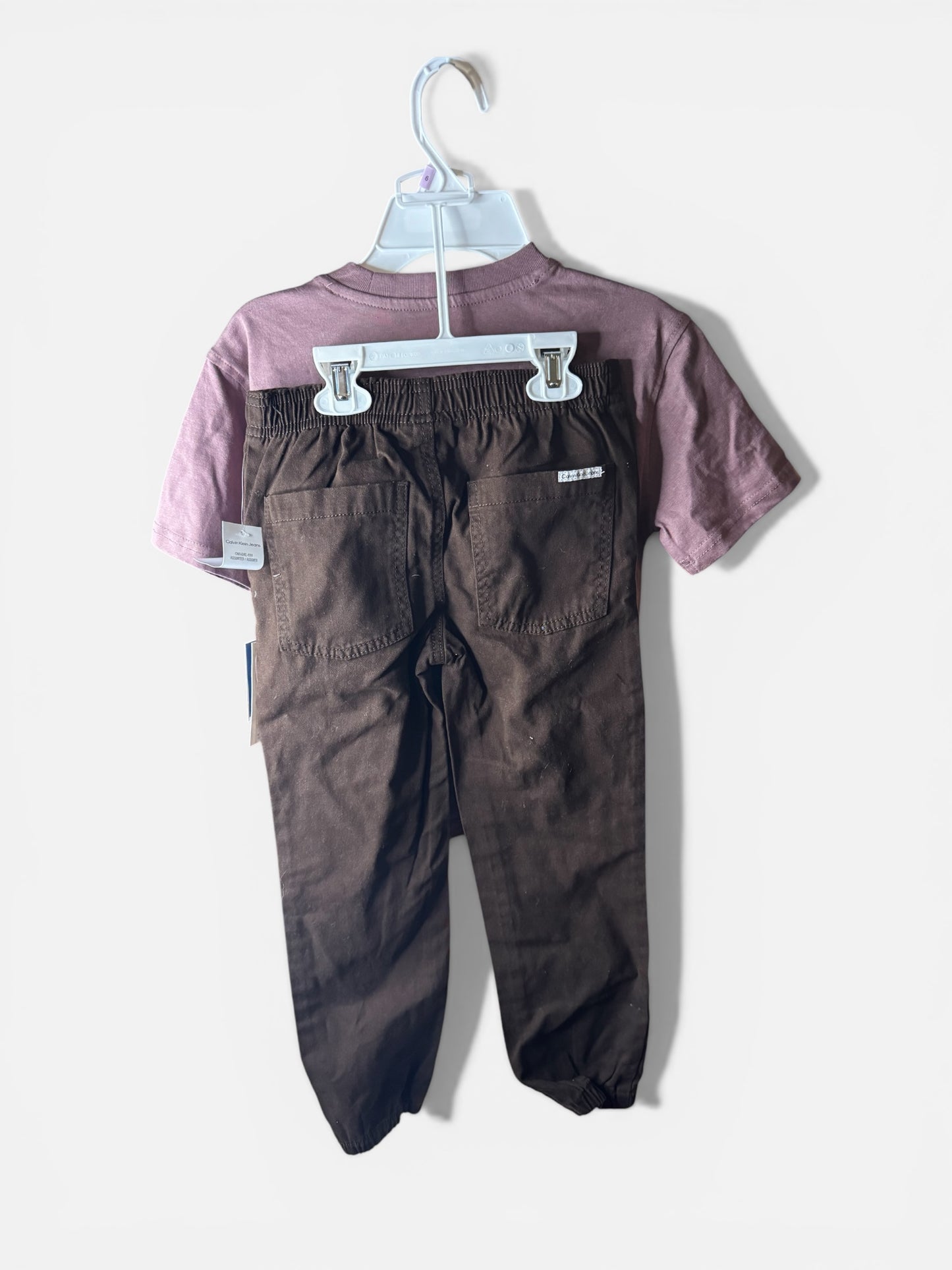 Conjunto Calvin Klein Niño 2 Piezas Talla 6 – Camiseta y Pantalón Casual