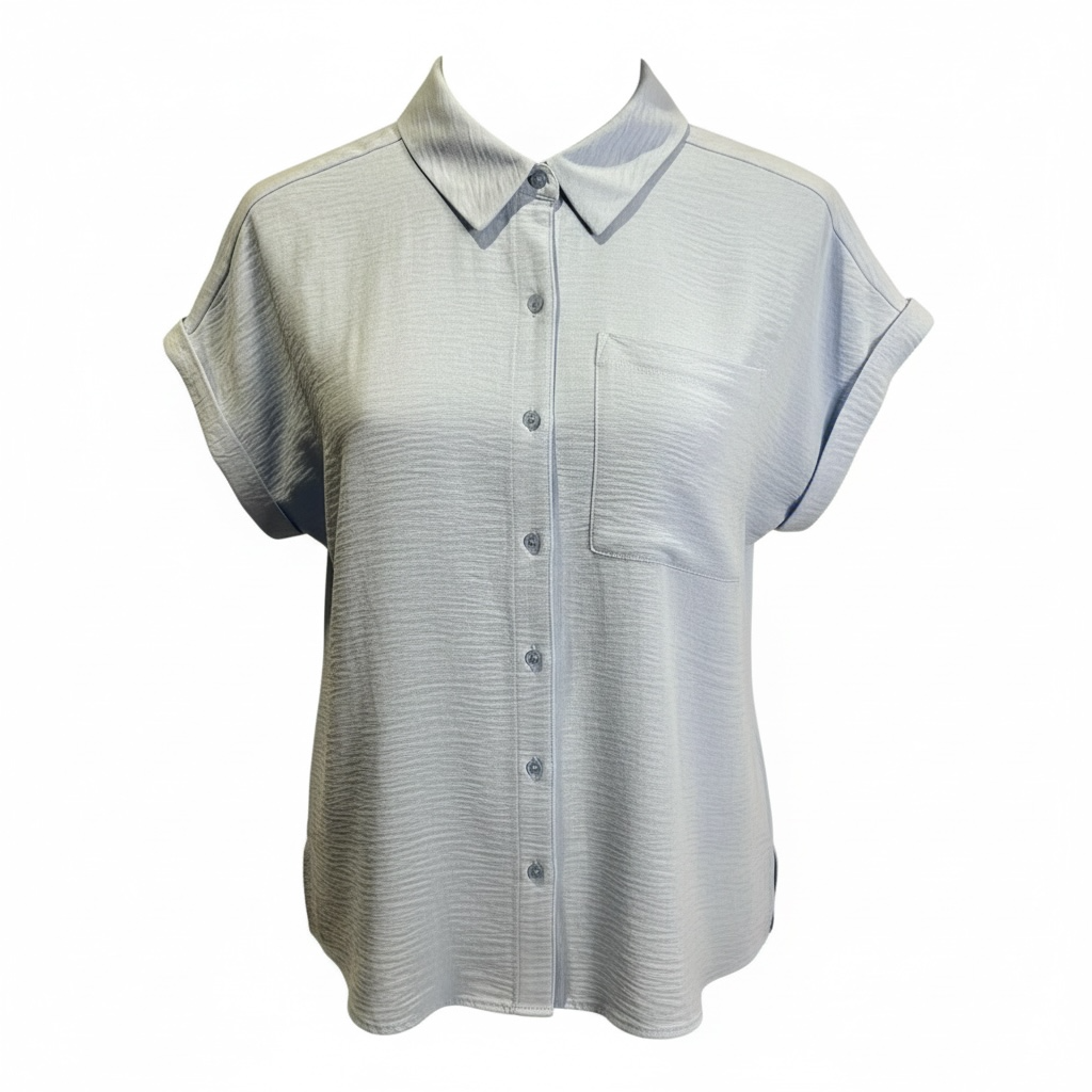 Blusa Calvin Klein azul claro con botones y bolsillo frontal