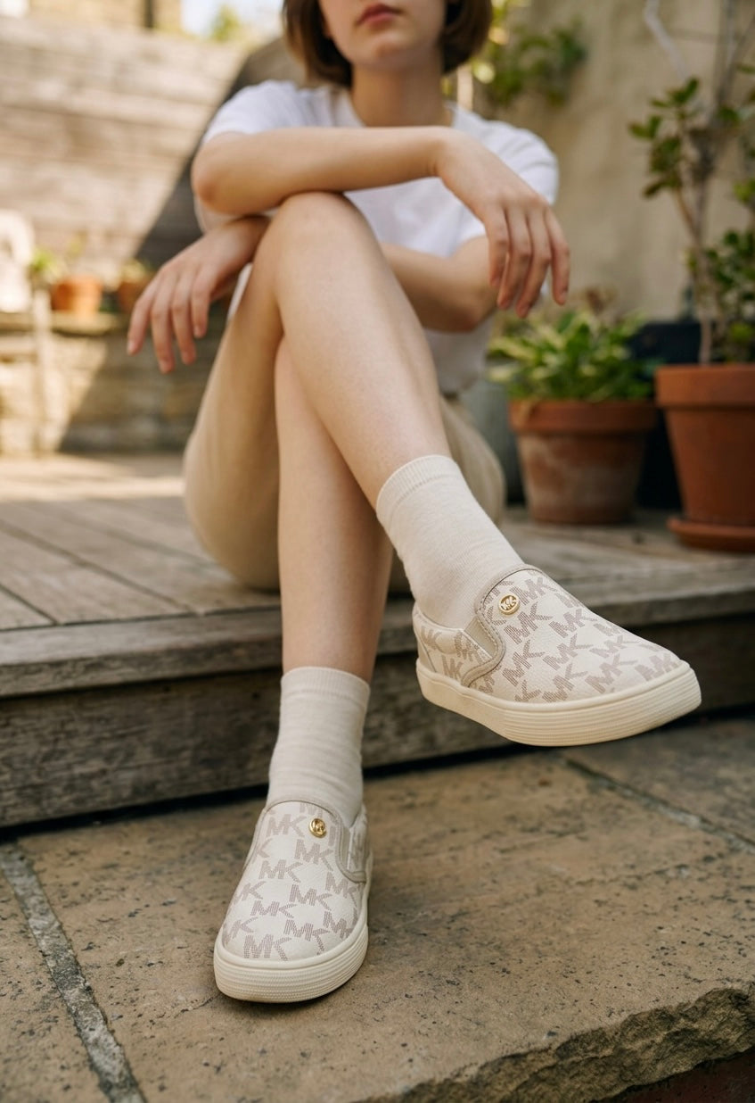 Tenis Slip-On Michael Kors para Niña Blancos con Monograma MK – Talla 11 US Kids