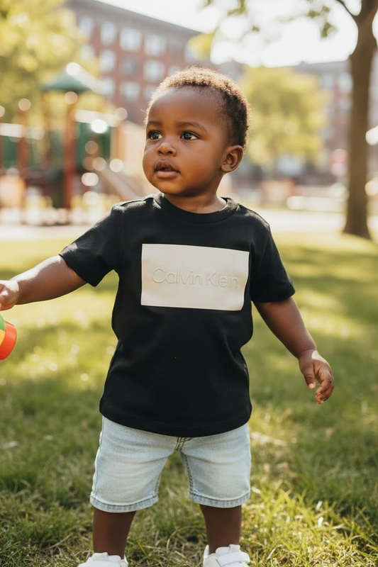 Camiseta Calvin Klein para Niño Toddler – Logo Frontal, Color Negro, Talla 3T