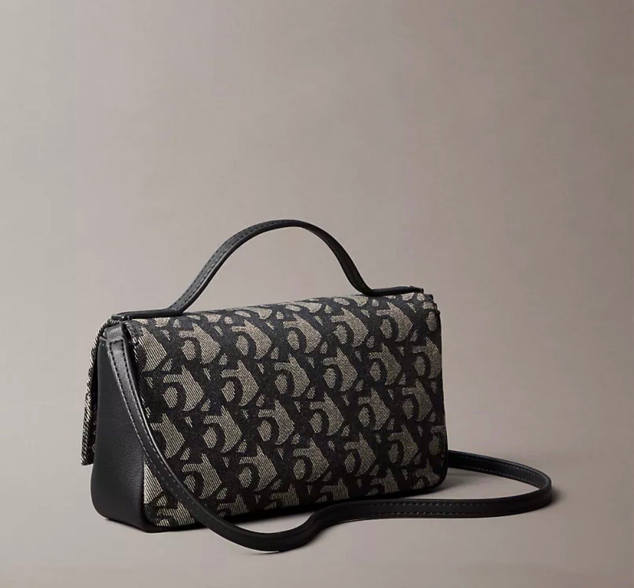 Bolso Crossbody Calvin Klein Monograma Negro con Asa Superior