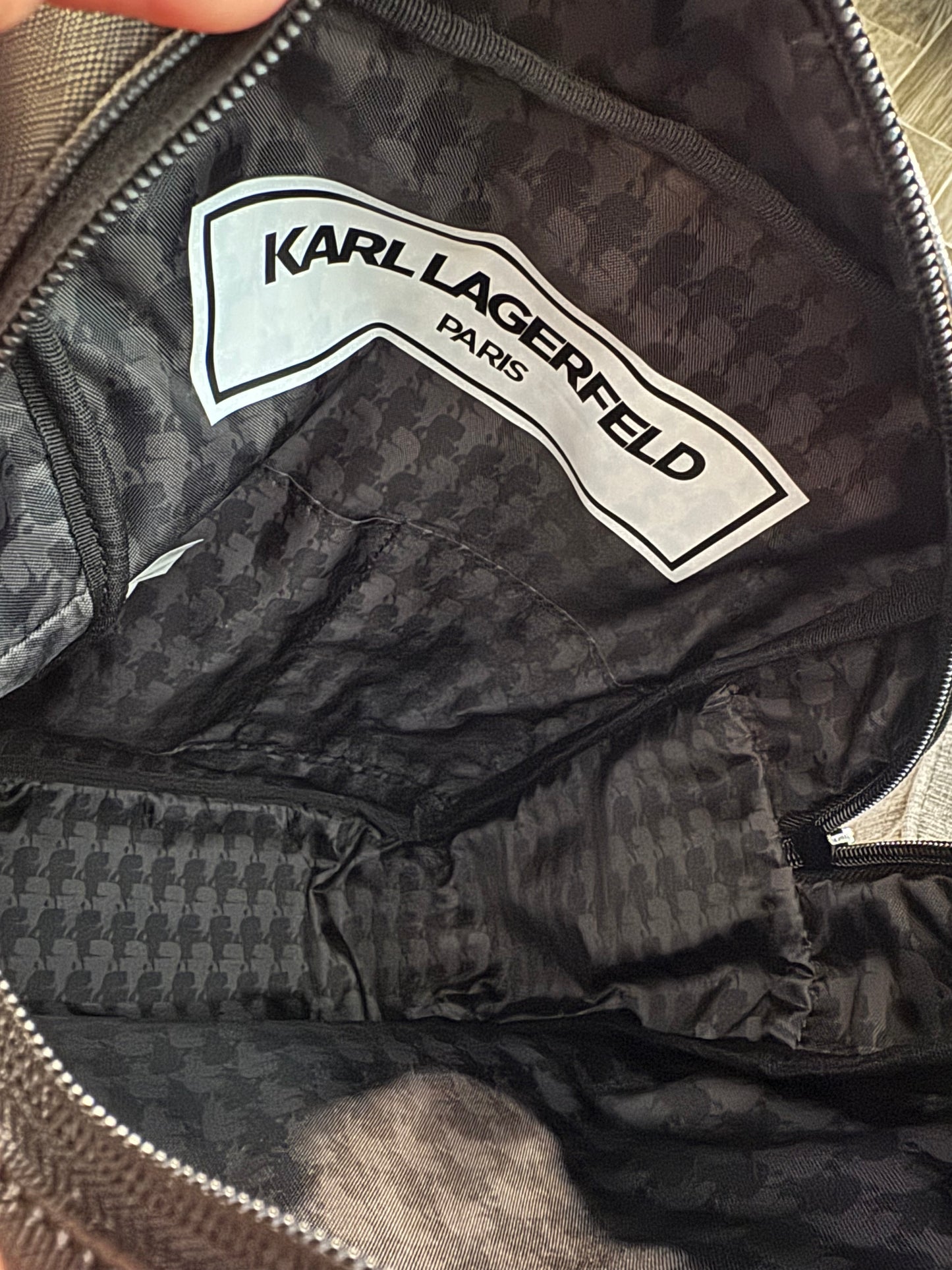 Bolso Crossbody Karl Lagerfeld Paris Negro con Charm Ikonik Karl & Choupette