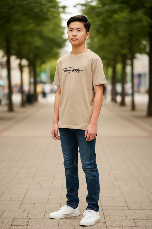 Camiseta Tommy Hilfiger Niño Beige con Logo Estampado – Estilo Casual Premium