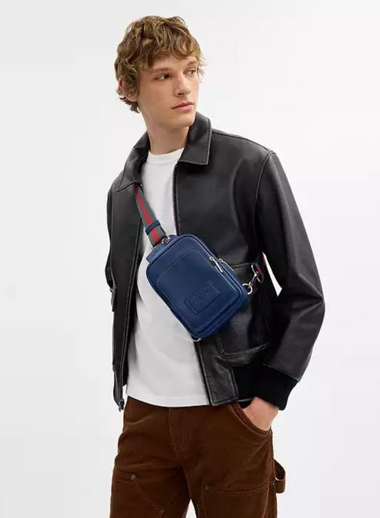 Coach Racer Sling Pack de Piel Azul Marino con Correa Web Varsity | Bolso Cruzado para Hombre