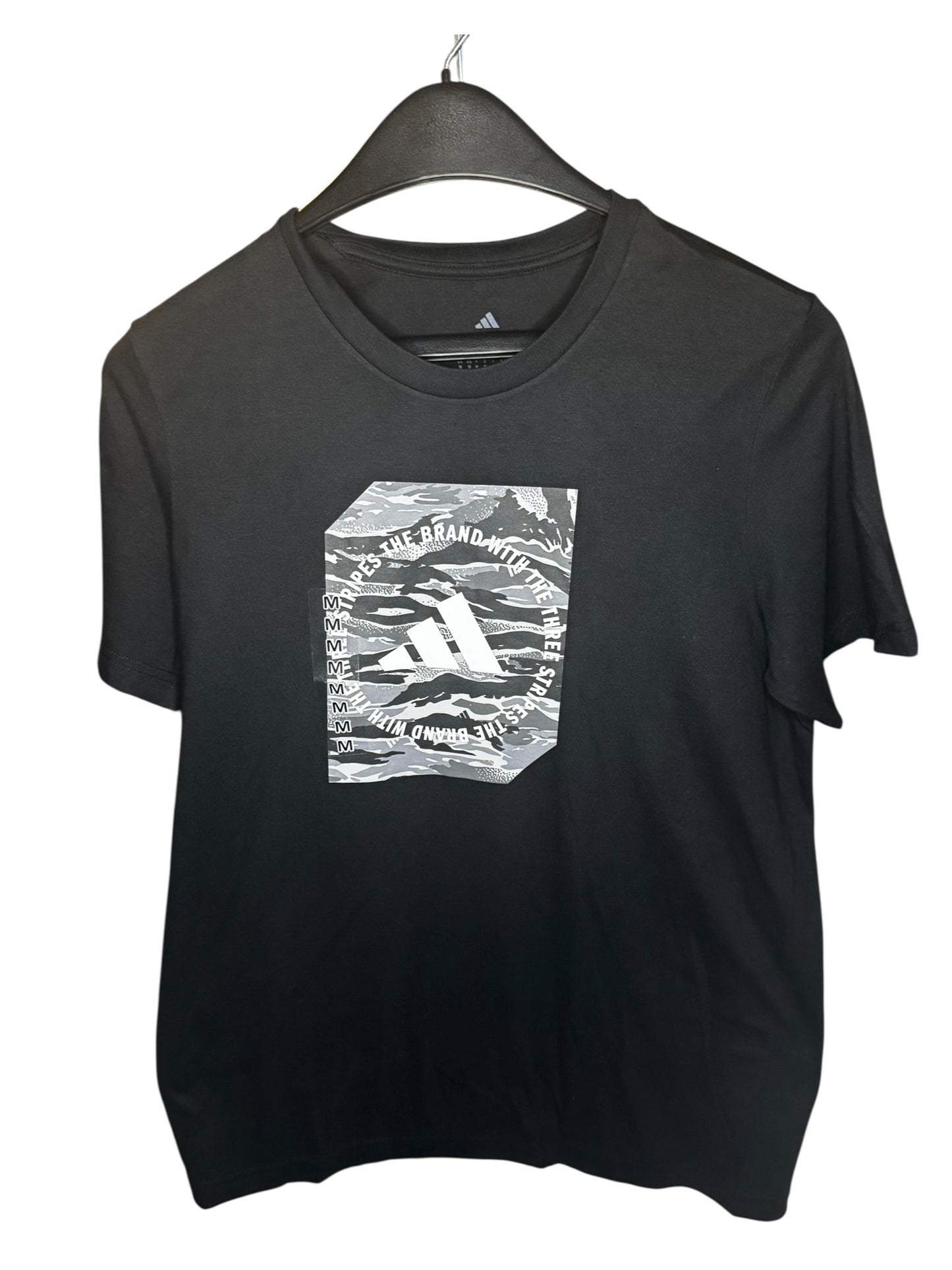 Camiseta Adidas para Hombre Negra con Logo Gráfico Camuflaje