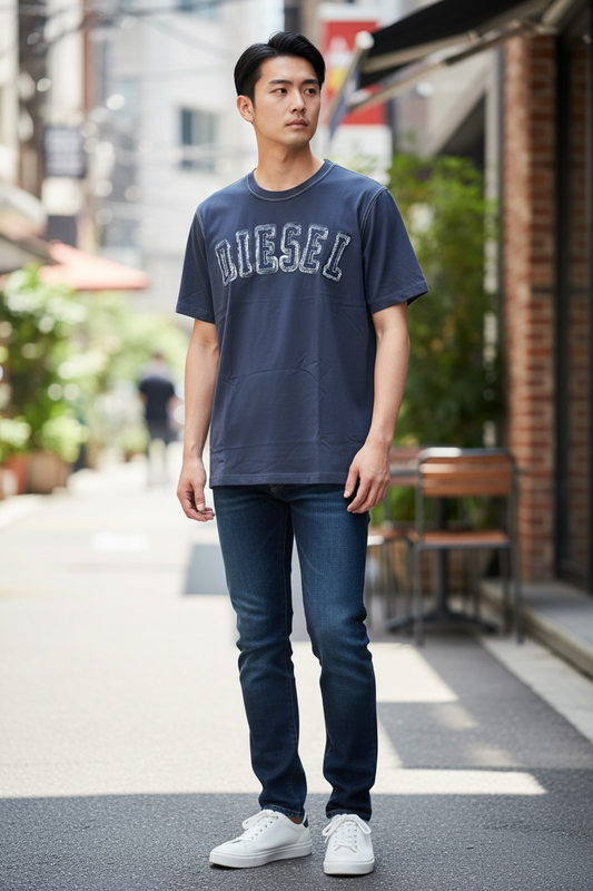 Camiseta Diesel Hombre Azul Midnight con Logo Denim Desgastado – Edición Premium