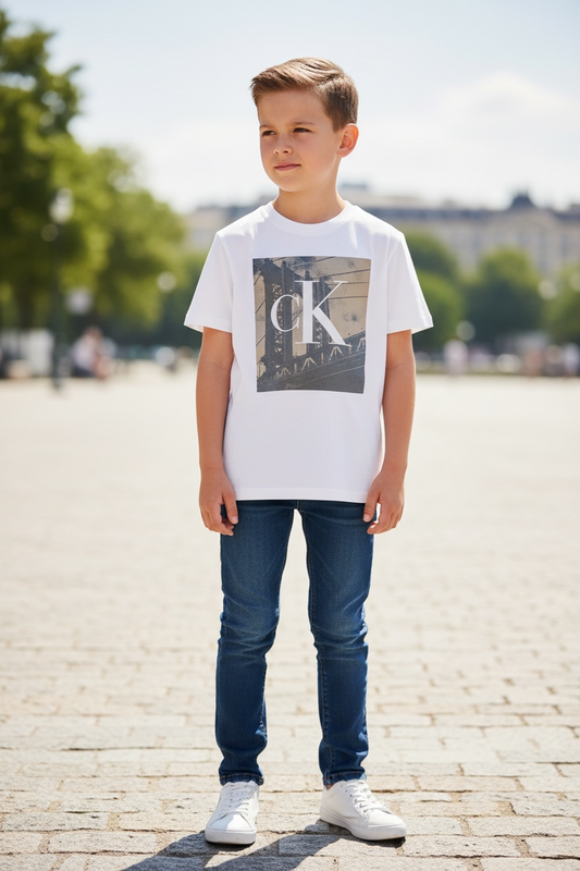 Camiseta Calvin Klein Niño Blanca con Logo CK Estampado – Estilo Casual Moderno