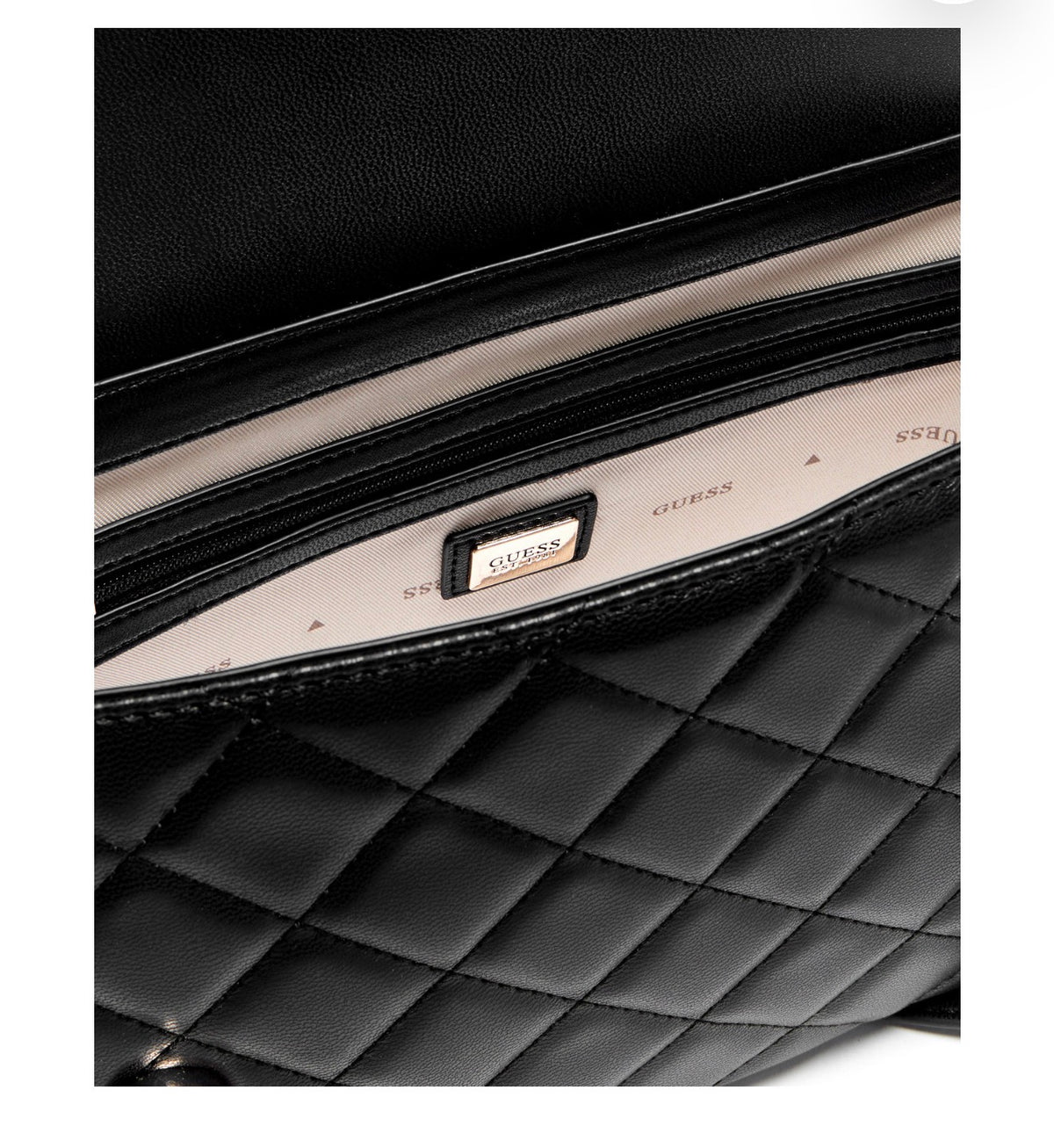 Bolso GUESS de Solapa Acolchado Negro con Cadena