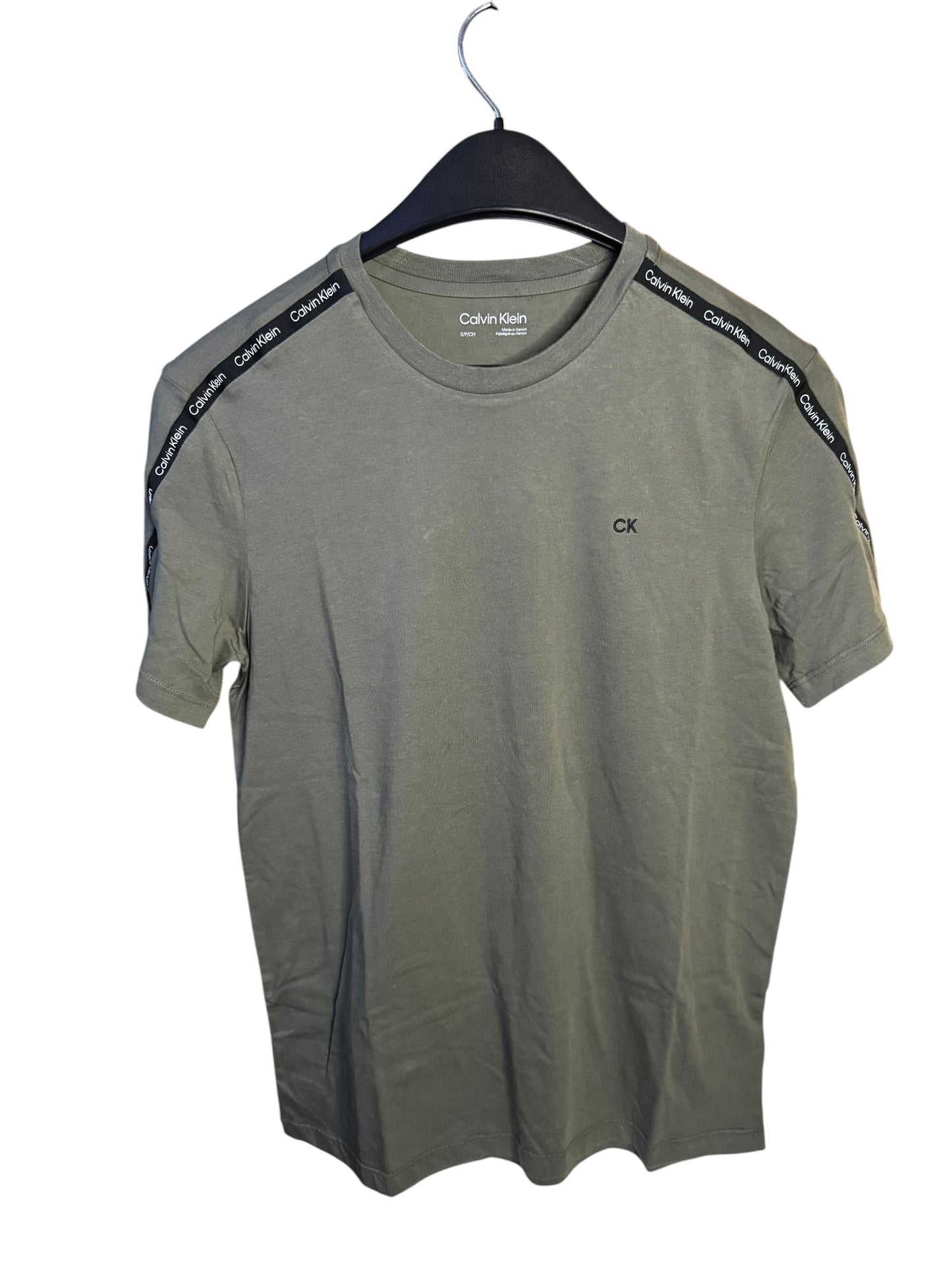 Camiseta Calvin Klein Verde Oliva con Logo Tape