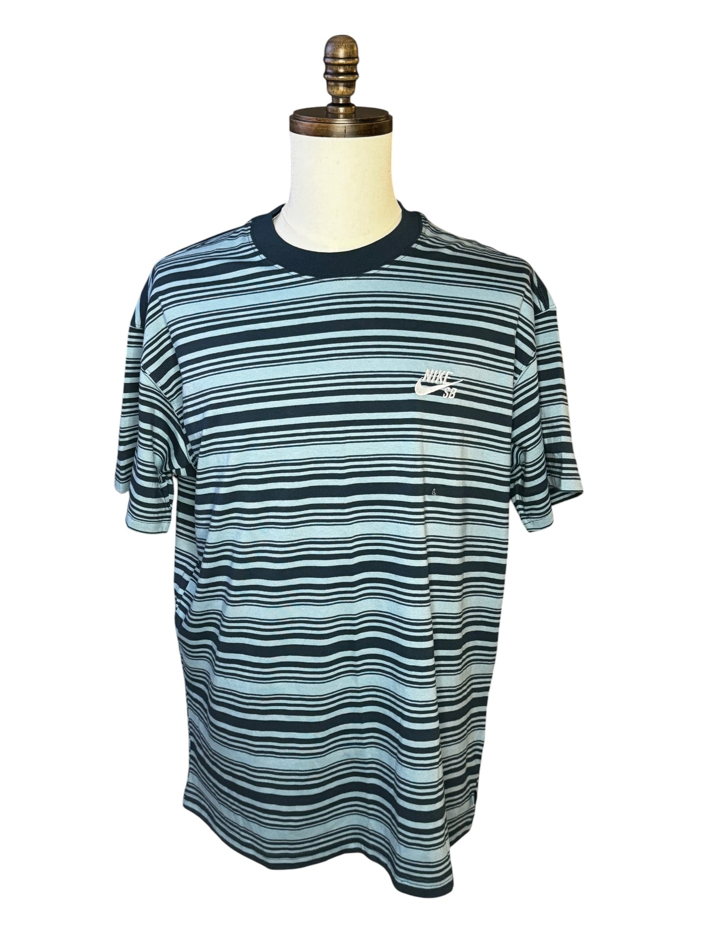 Camiseta Nike SB Rayas Azul Claro y Negro para Hombre
