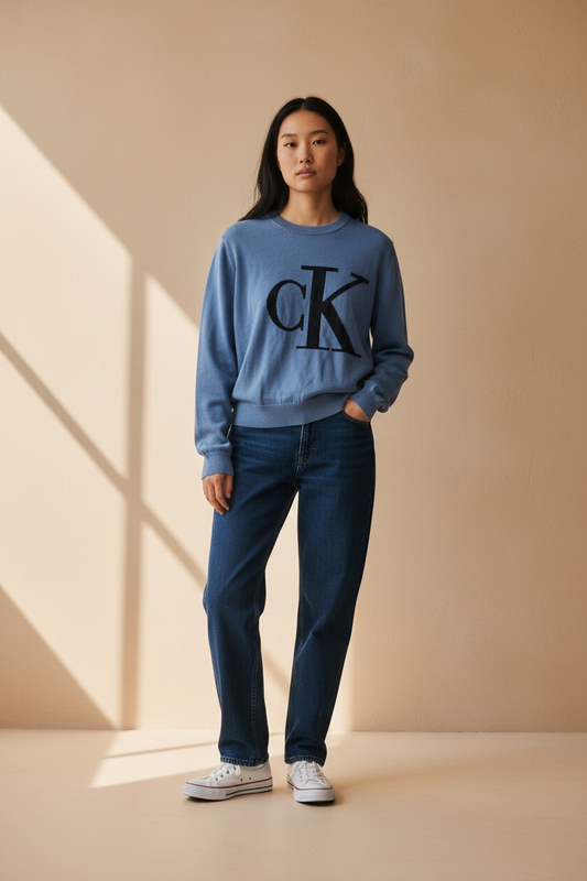 Suéter Calvin Klein Azul Claro con Logo CK Negro
