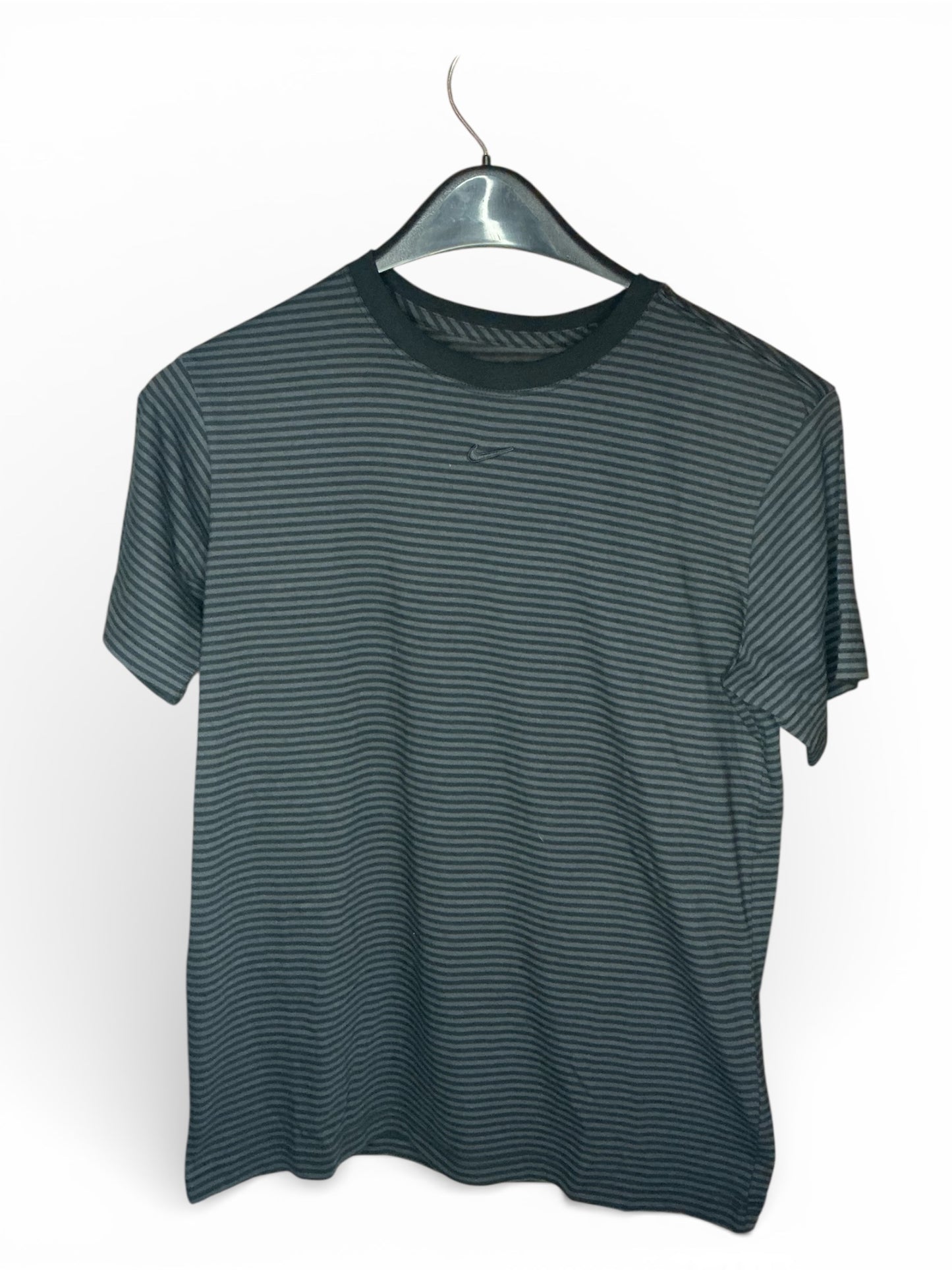 Camiseta Nike para Mujer Gris Oscuro a Rayas con Logo Swoosh