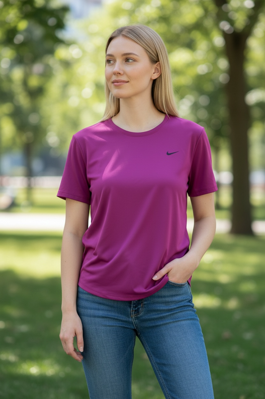 Camiseta Nike Dri-FIT para Mujer con Logo Swoosh – Color Fucsia Deportivo