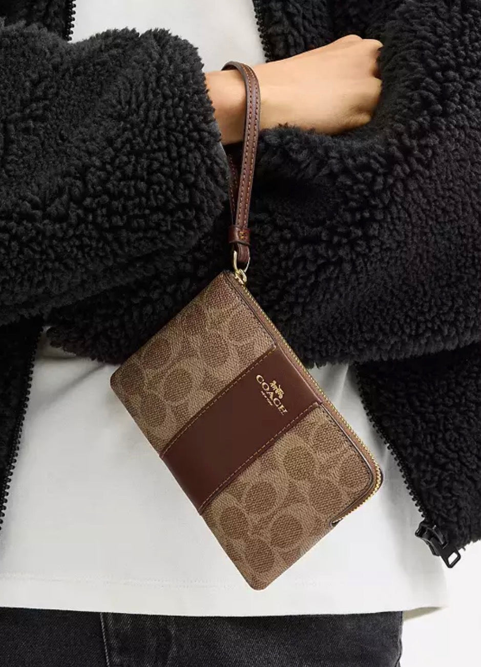 Coach Corner Zip Wristlet Signature Canvas con Raya Central – Café Claro y Café Oscuro