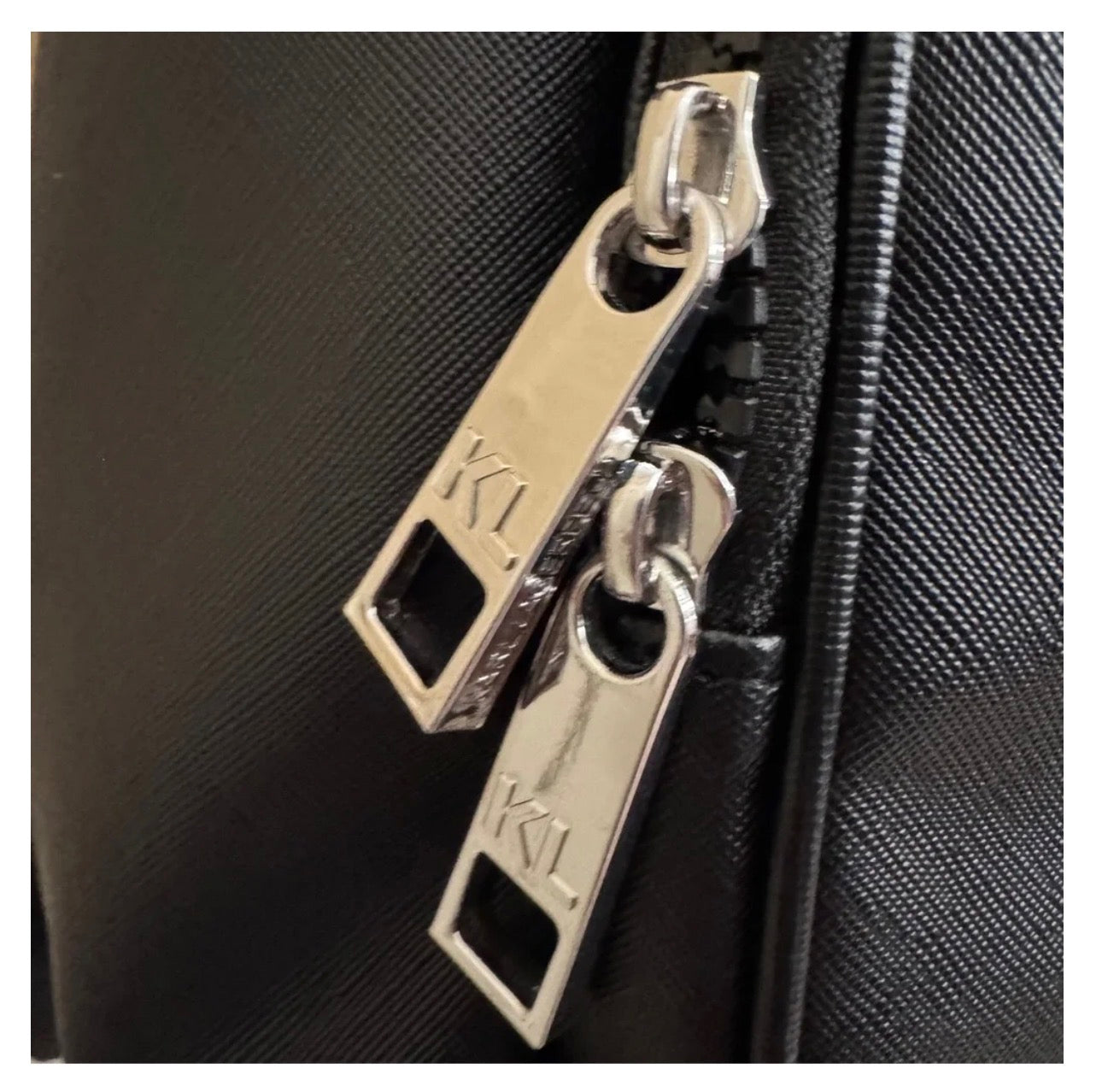 Morral Karl Lagerfeld Paris Negro con Bolsillo Frontal y Cierre de Cordón