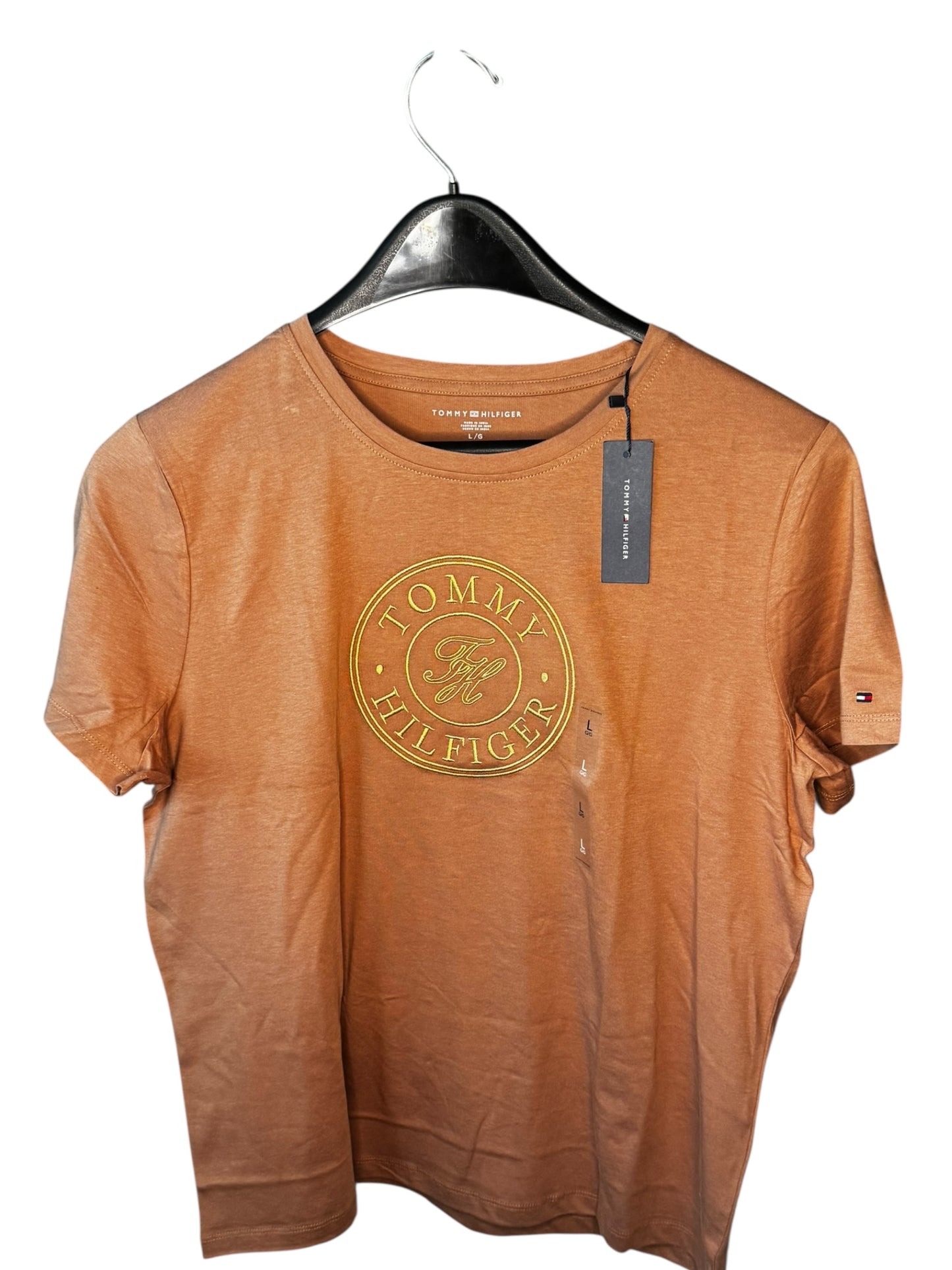 Camiseta Tommy Hilfiger para Mujer Color Terracota con Logo Circular Dorado