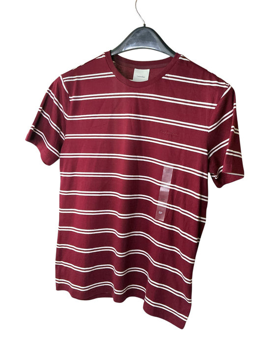 Camiseta Hombre Calvin Klein Color Vino con Rayas – Estilo Casual Moderno