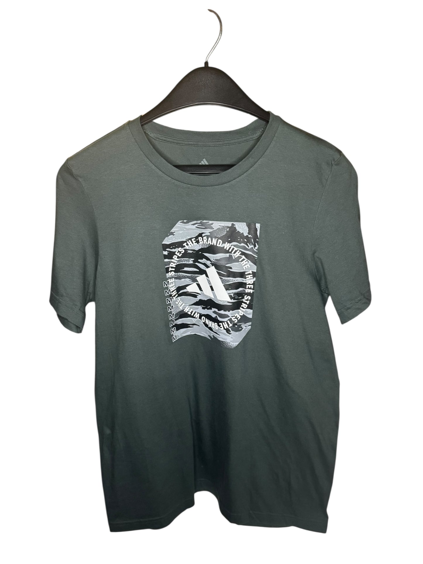Camiseta Adidas para Hombre Verde Oliva con Logo Gráfico Camuflaje