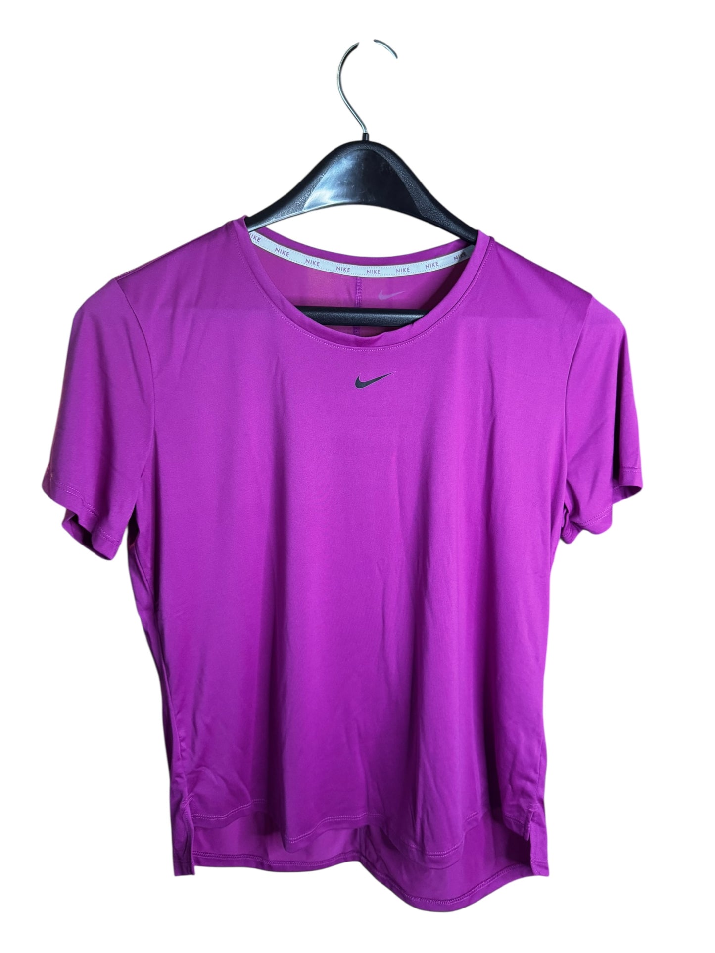 Camiseta Nike Dri-FIT para Mujer con Logo Swoosh – Color Fucsia Deportivo