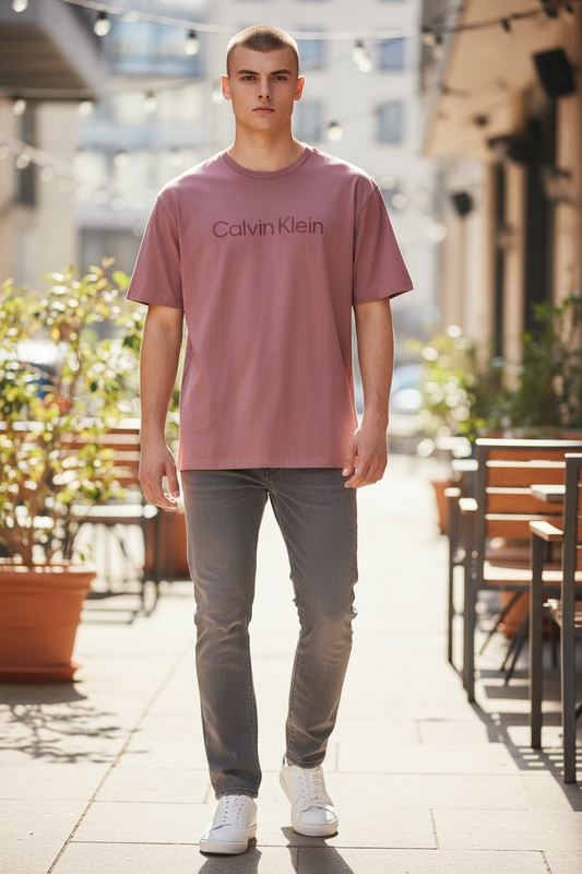 Camiseta Calvin Klein Hombre Color Vino con Logo Frontal