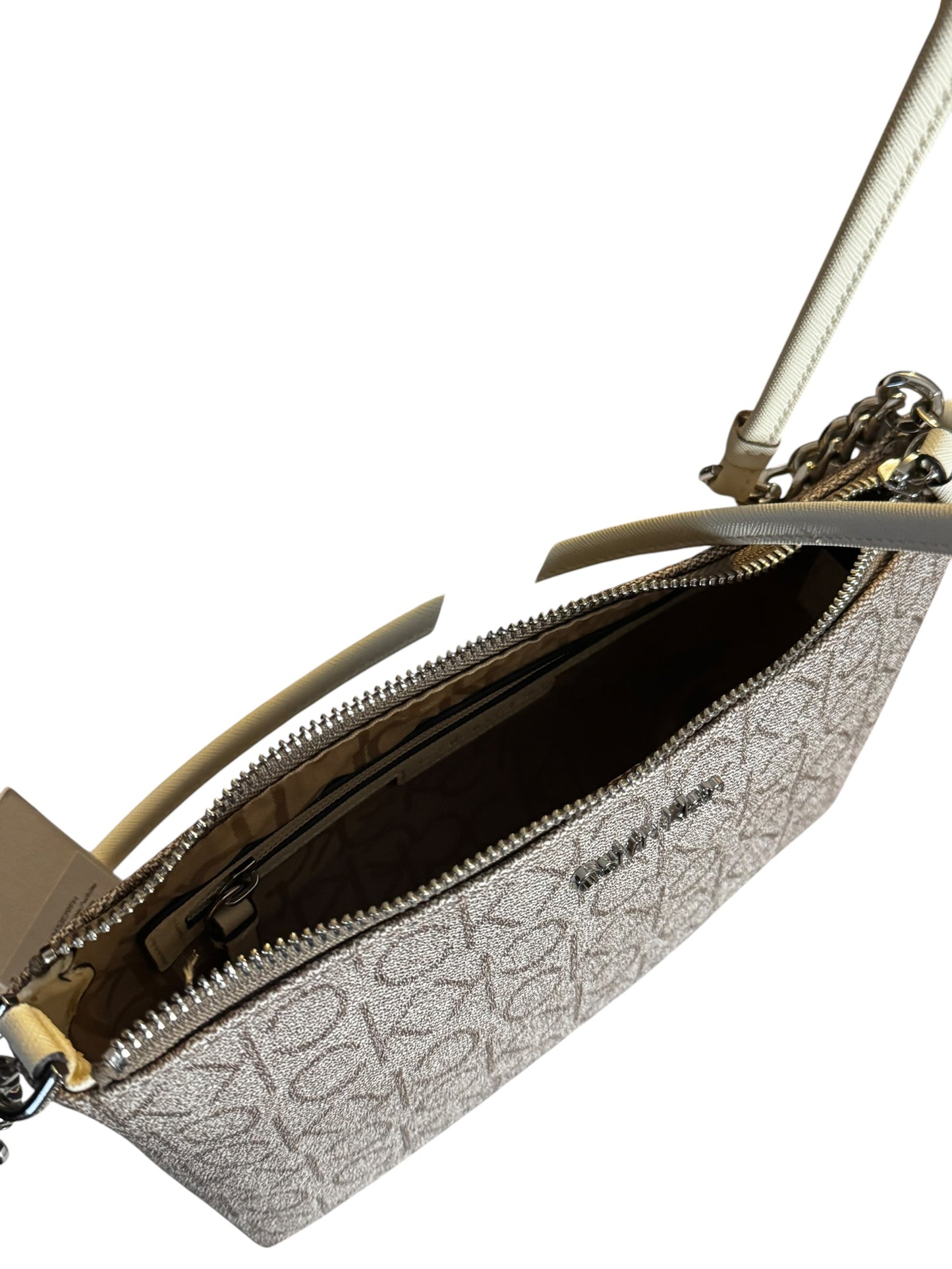 Bolso Crossbody Calvin Klein Monograma con Correa Crema y Herrajes Plateados
