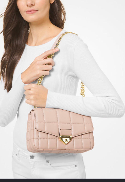 Bolso Michael Kors Soho de Piel Acolchada Rosa con Cadena Dorada