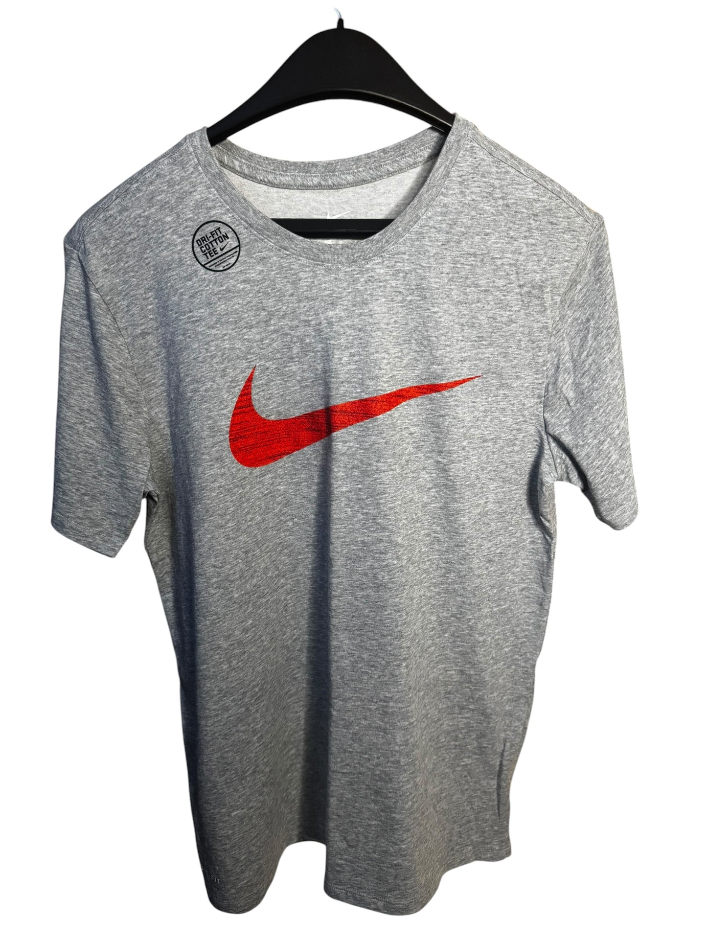Camiseta Nike Dri-FIT Gris con Logo Swoosh Rojo para Hombre