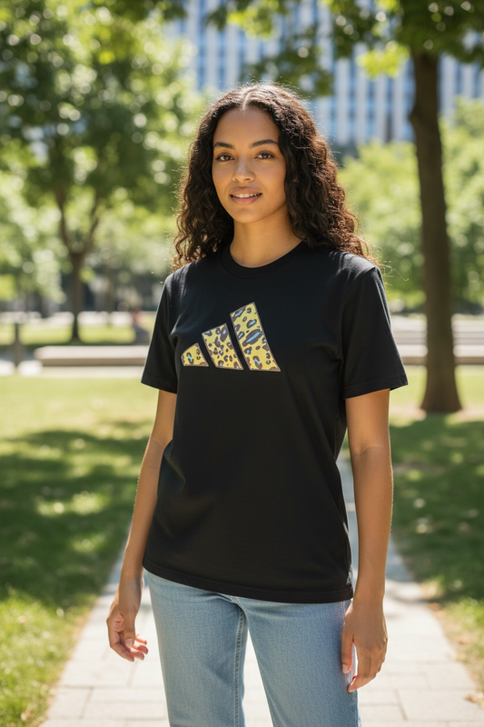 Camiseta Adidas para Mujer Negra con Logo Animal Print