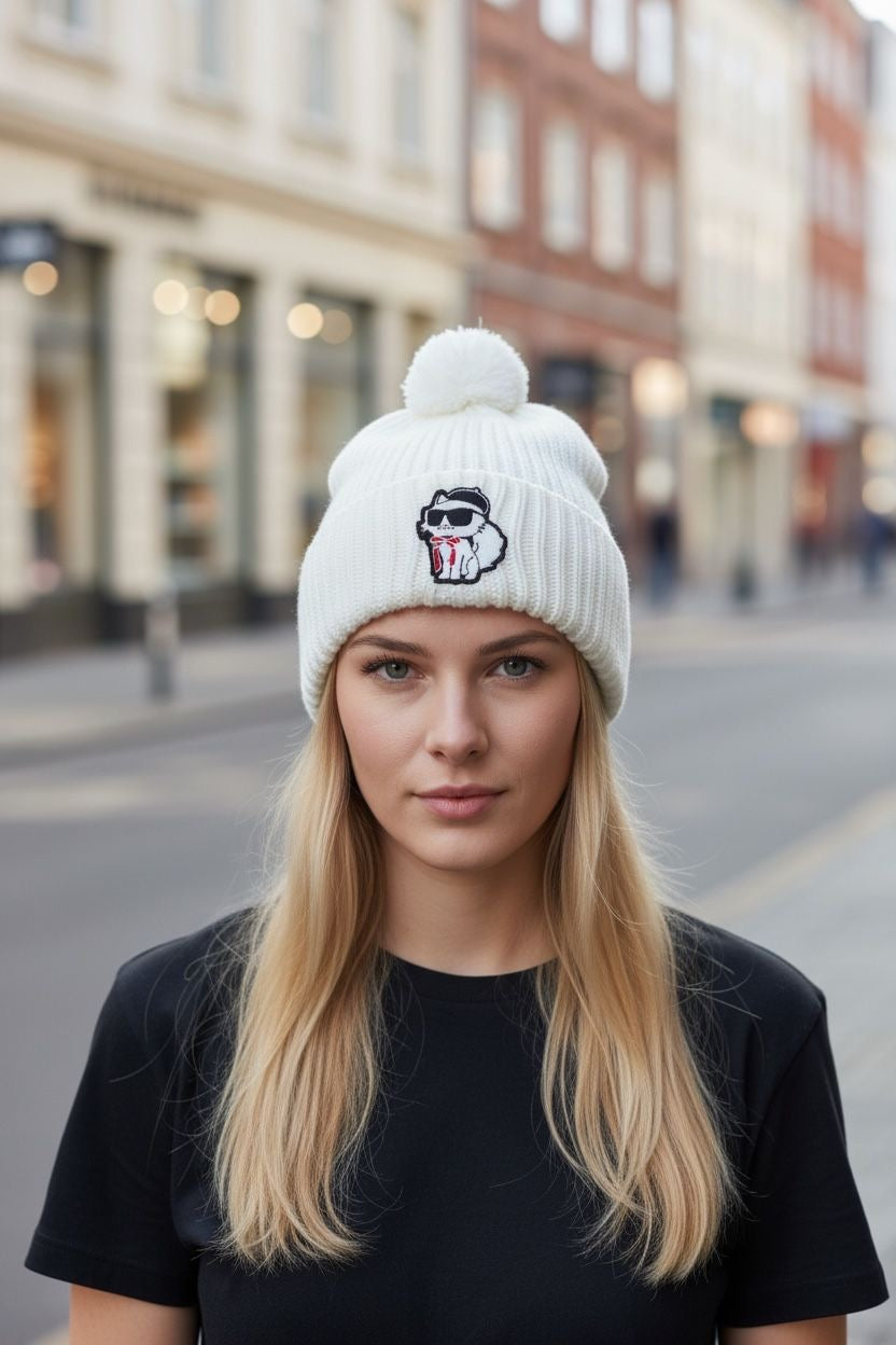 Gorro Karl Lagerfeld para Mujer Blanco con Pom Pom y Bordado Icónico