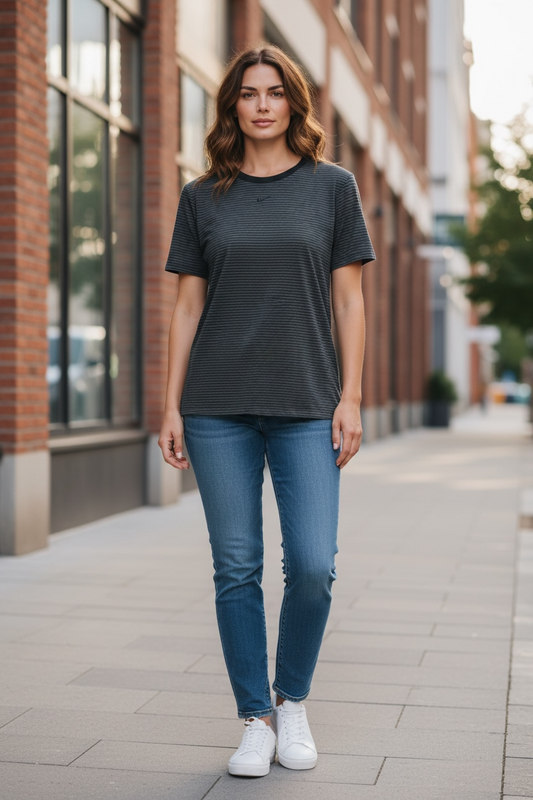 Camiseta Nike para Mujer Gris Oscuro a Rayas con Logo Swoosh