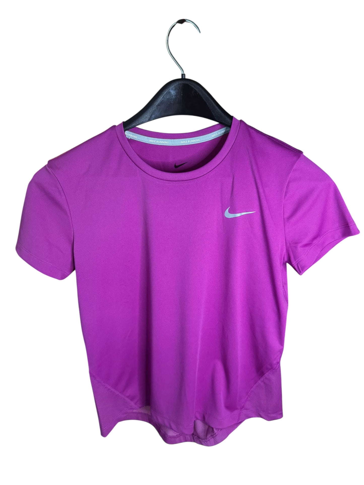 Camiseta Nike Dri-FIT para Mujer con Panel de Malla Transpirable – Color Fucsia