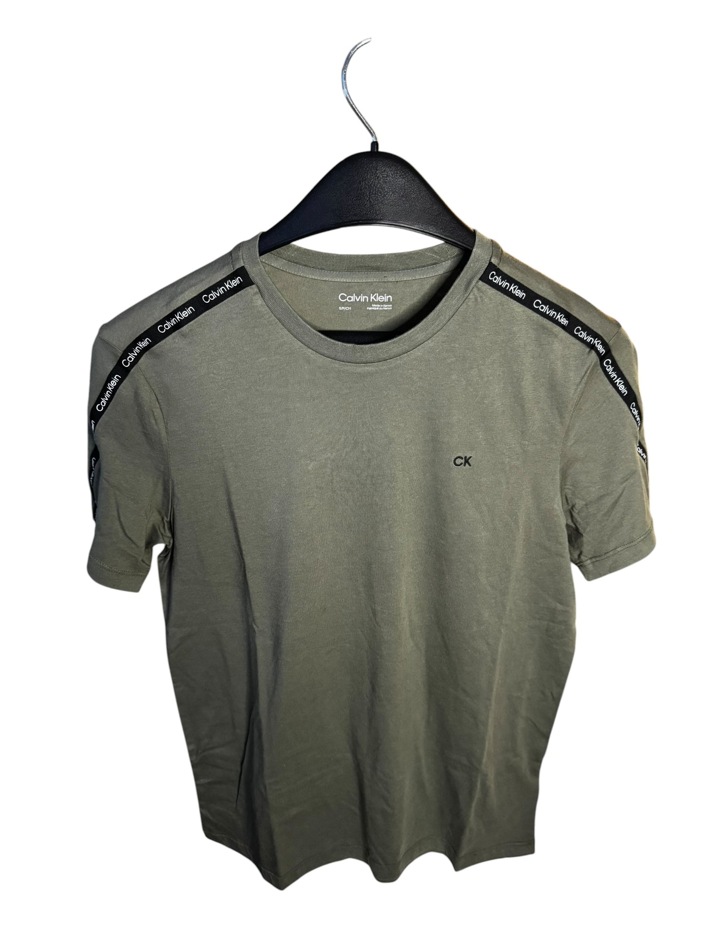 Camiseta Calvin Klein Verde Oliva con Logo Tape