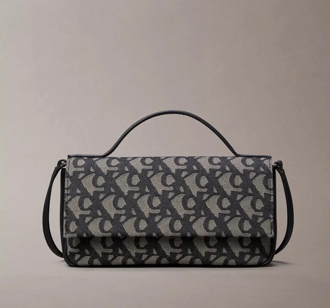 Bolso Crossbody Calvin Klein Monograma Negro con Asa Superior