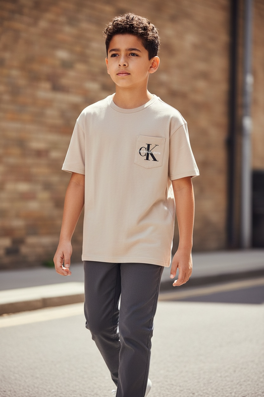 Camiseta Calvin Klein Niño Beige con Bolsillo y Logo CK – Estilo Casual Moderno