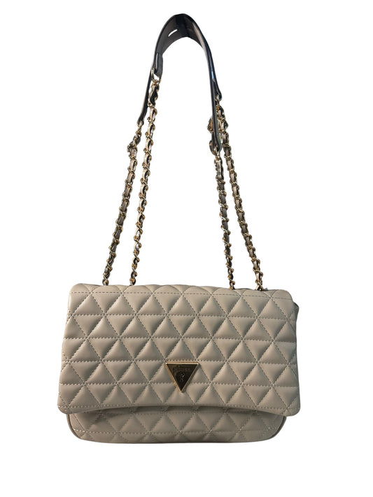 Bolso de Hombro Guess Giully Acolchado Taupe (beige grisáceo) con Cadena Dorada