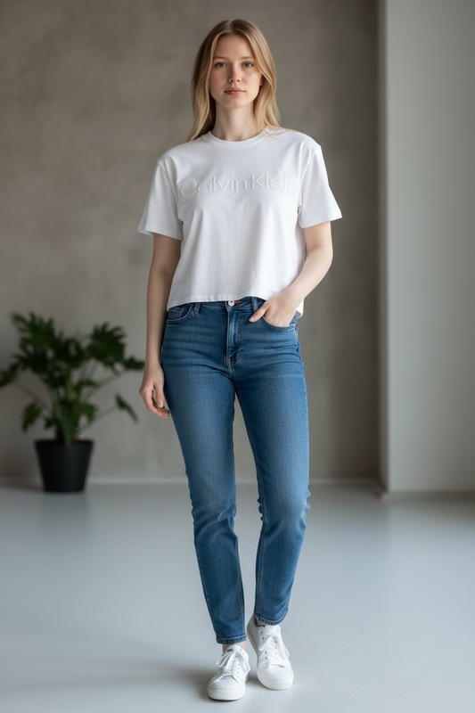 Crop Top Calvin Klein Performance Blanco para Mujer con Logo en Relieve