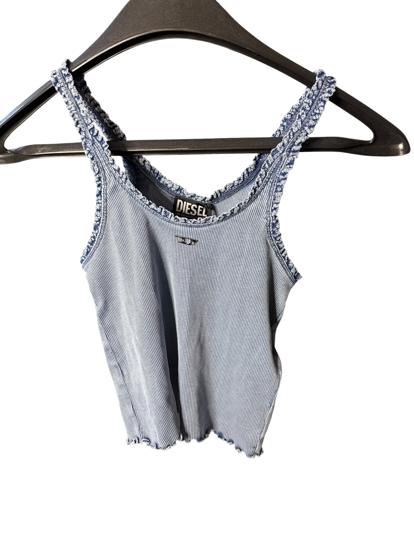 Top Crop Diesel de Canalé con Logo Metálico – Azul y Gris