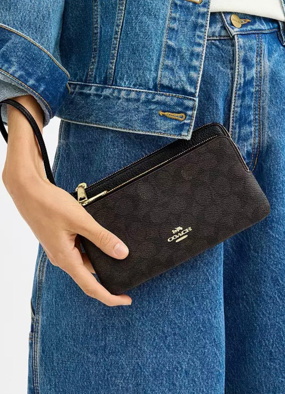 Coach Double Zip Wallet Signature Canvas Café Oscuro y Negro – Billetera de Mano con Correa