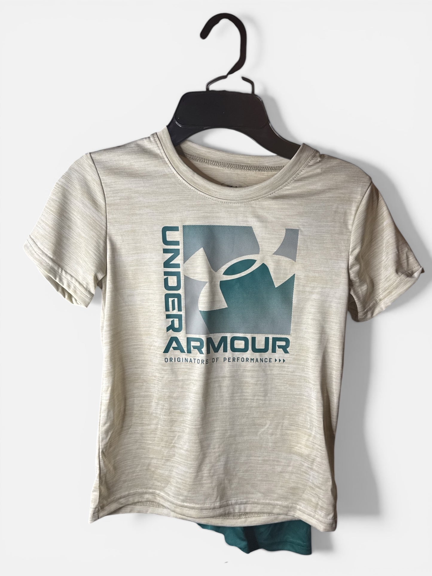 Conjunto Under Armour Niño 2 Piezas Talla 7 – Camiseta Beige y Short Deportivo Verde